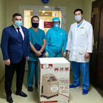 Руслан Халилов поблагодарил врачей РКБ и вручил аппарат кислорода Armed